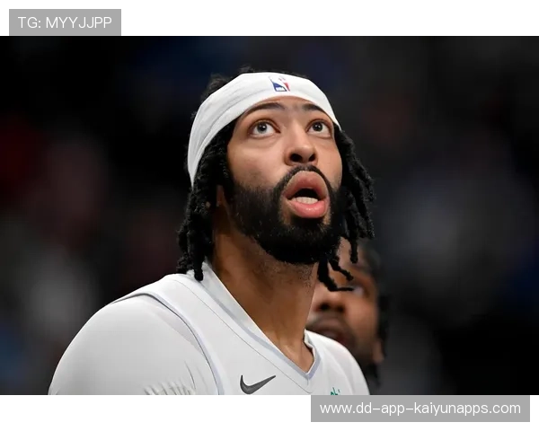 湖人戴维斯篮下强吃，连续造犯规上分