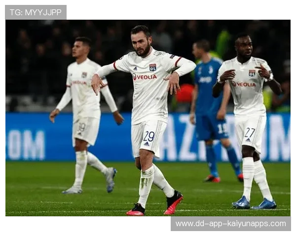 里昂高位压迫奏效，对手后场频频失误，里昂什么水平